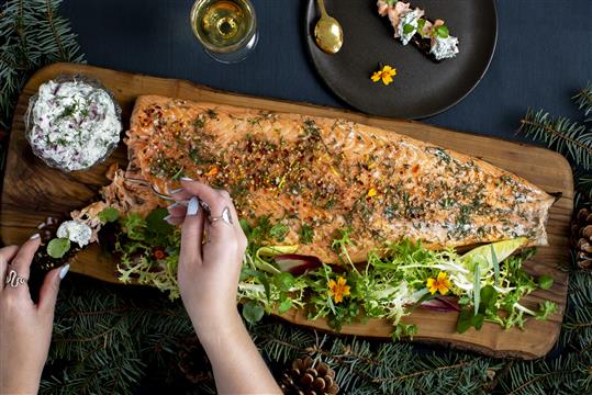 VARMRØGET LAKS FRA GRILLEN